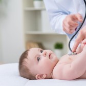 Jeugdzorg, baby bij dokter.jpg